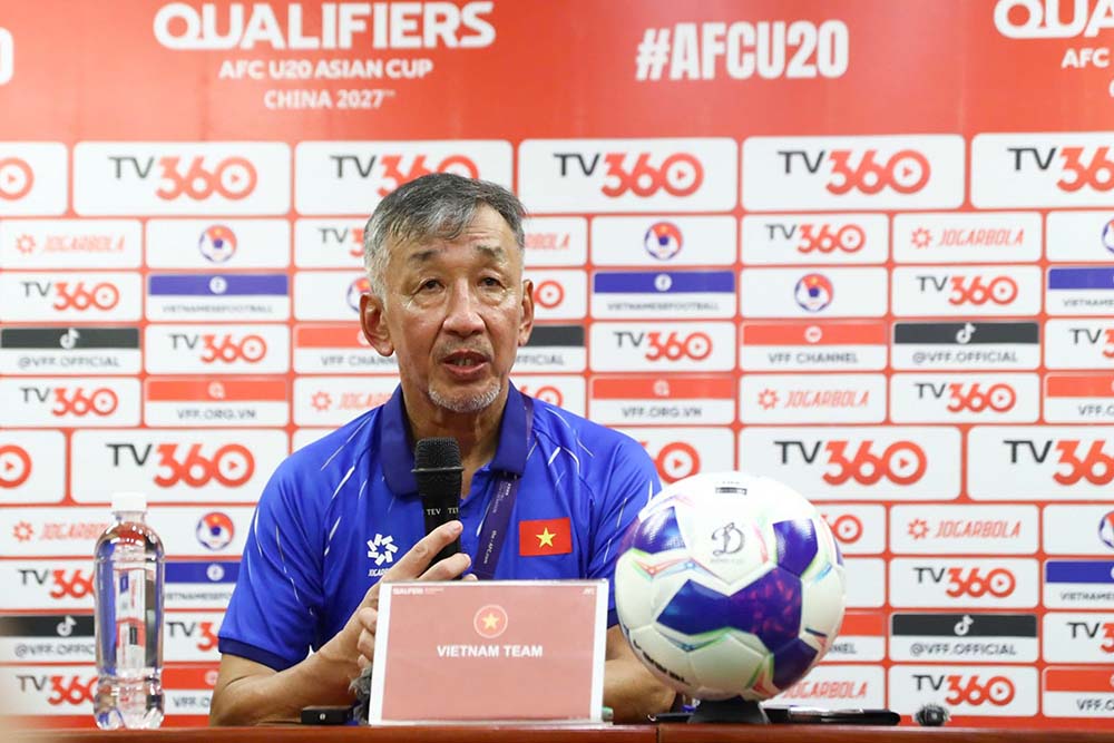 유타카 이케우치 감독이 2026 AFC U-20 챔피언십 예선 첫 경기 후 발언하고 있습니다. 사진: VFF