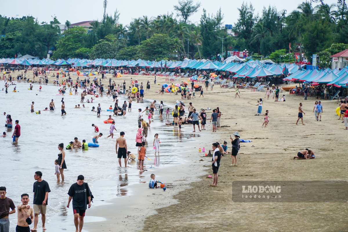 Do Son beach area 2, Hai Phong is crowded in the afternoon of August 31. Photo: Van Toan