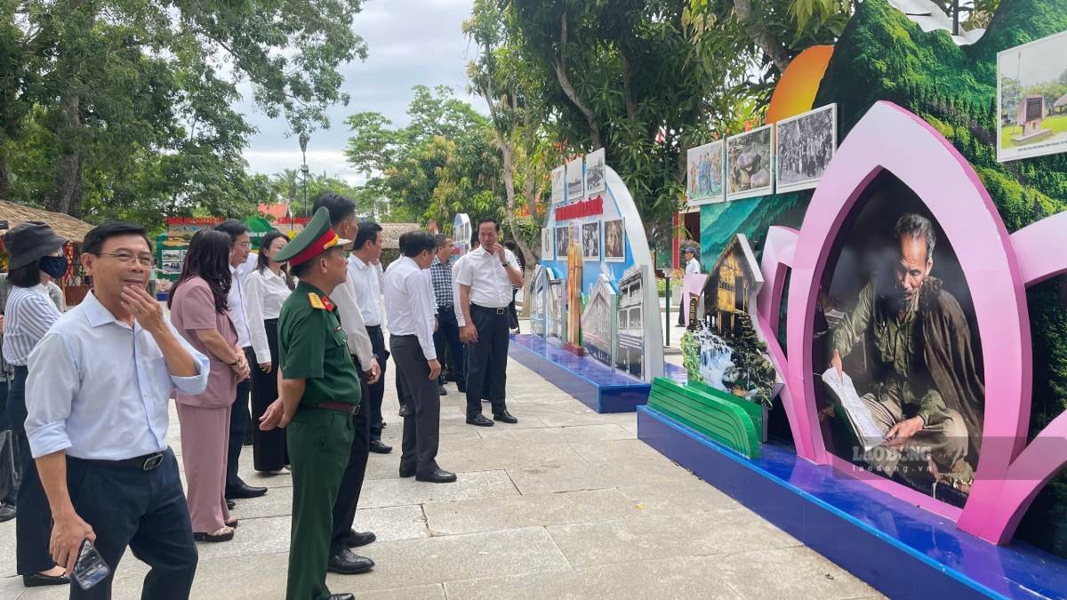 Khách tham quan tìm hiểu các hình ảnh, tư liệu được trưng bày tại Khu di tích Kim Liên dịp Quốc khánh 2.9. Ảnh: Duy Chương