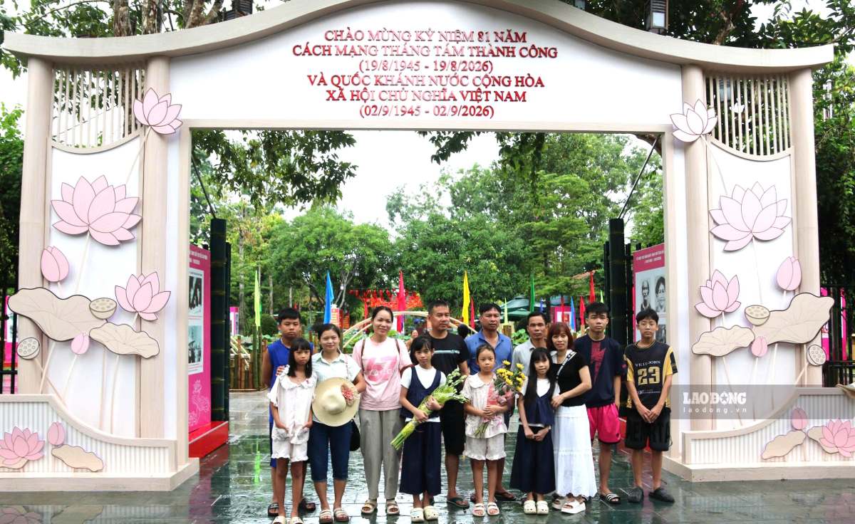 Nhiều người chụp ảnh lưu niệm trong hành trình về thăm quê Bác dịp Tết Độc lập. Ảnh: Duy Chương