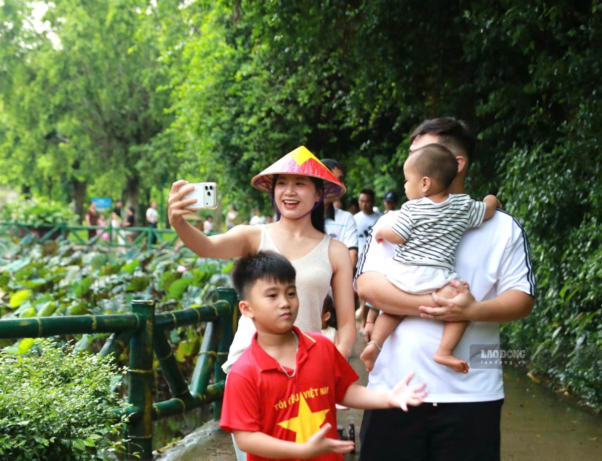 Nhiều gia đình đưa con nhỏ về thăm quê Bác, tìm hiểu thêm về cuộc đời và sự nghiệp của Chủ tịch Hồ Chí Minh. Ảnh: Duy Chương