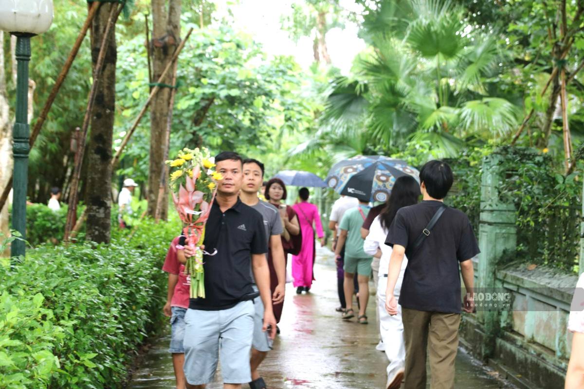Crowds from many localities visit Kim Lien Relic Site during the National Day holiday 2. 9. Photo: Duy Chuong