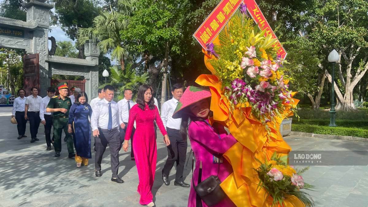 Các đoàn khách nối nhau tham quan Khu di tích Kim Liên trong những ngày nghỉ lễ Quốc khánh. Ảnh: Duy Chương