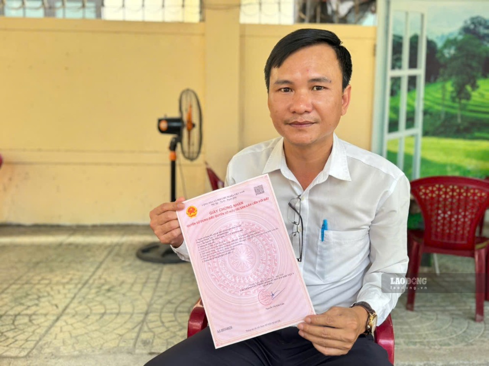 Thửa đất mà ông Tức mua, được Chi nhánh Văn phòng Đăng ký đất đai khu vực 5 - Quảng Ngãi cấp giấy chứng nhận quyền sử dụng đất. Ảnh: Viên Nguyễn