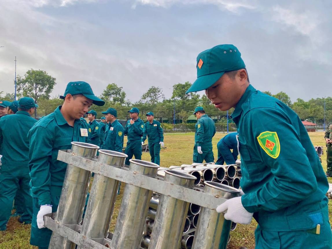 The Military Command of Chanh Hiep Ward supports the preparation for the fireworks display program to celebrate National Day 2. 9. Photo: People's Committee of Chanh Hiep Ward