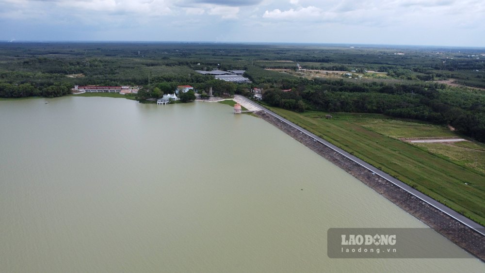 Hồ Dầu Tiếng là điểm tham quan được nhiều lao động trẻ yêu thích. Ảnh: Đình Trọng