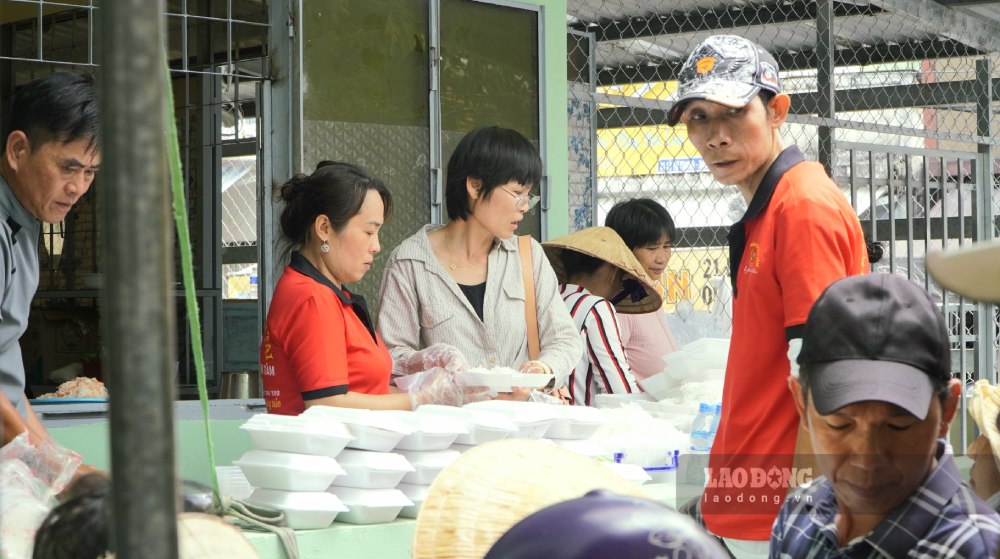 Những phần ăn thơm ngon, đảm bảo vệ sinh được chuẩn bị từ sáng sớm để kịp trao cho bà con đến nhận. Ảnh: Nguyên Anh