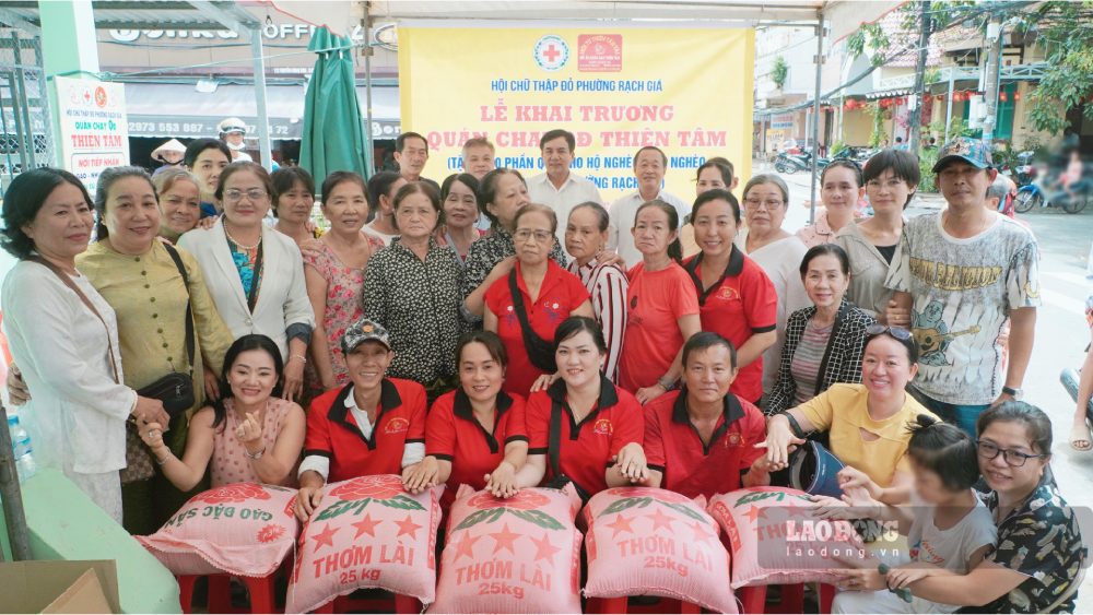 Throughout the holidays, volunteers from Thien Tam 0 VND vegetarian restaurant contributed their efforts to prepare for the new facility to operate. Photo: Nguyen Anh
