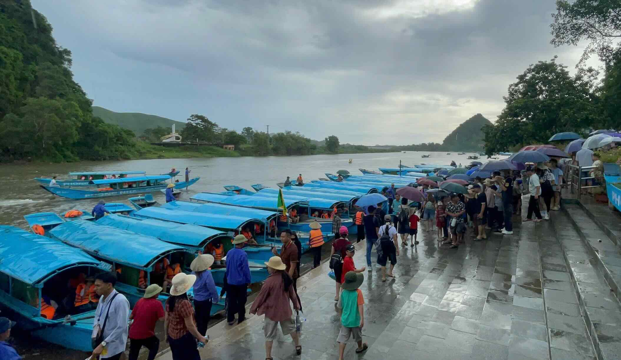 Du khách tập trung ở bến thuyền để chuẩn bị vào động Phong Nha. Ảnh: Trung tâm Du lịch Phong Nha - Kẻ Bàng