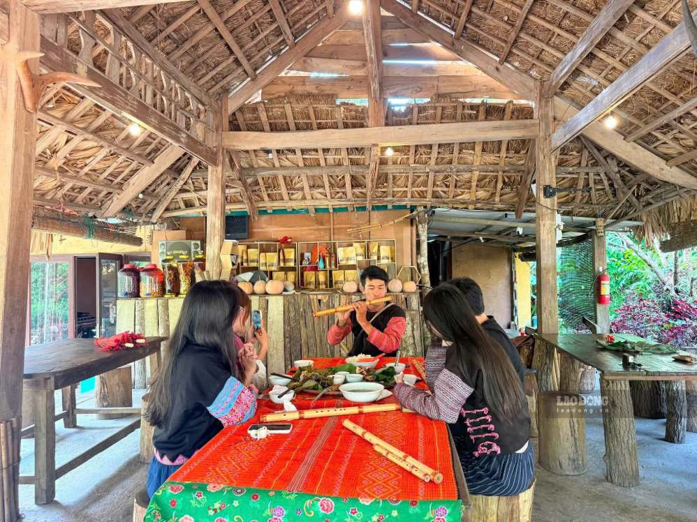 Du khách trải nghiệm nét văn hóa đồng bào Mông tại homestay Pà Cò, Phú Thọ. ảnh: Giàng A La