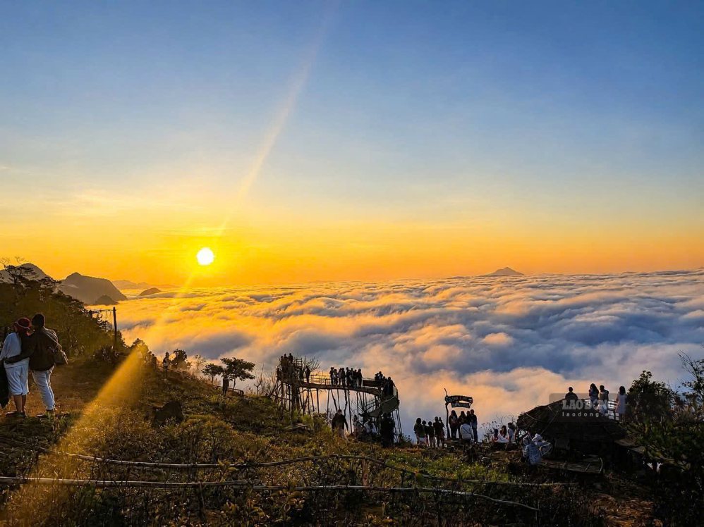Bình minh tuyệt đẹp tại điểm săn mây Pà Cò, Phú Thọ. Ảnh: giàng A La