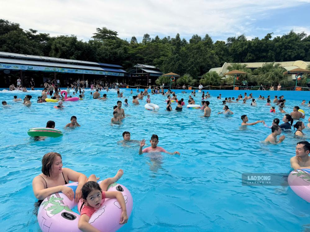 Dù đông khách nhưng bể bơi rất sạch sẽ trong khu du lịch Đảo Ngọc Xanh, Phú Thọ. ảnh: Nguyên Linh