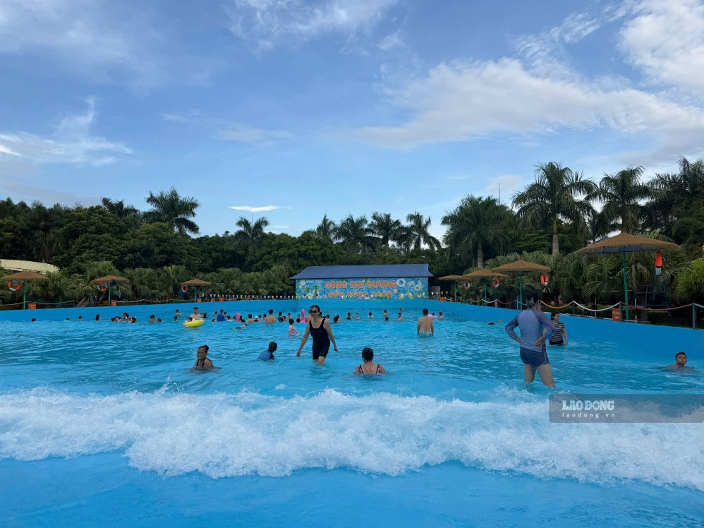 Cuối giờ chiều nhưng khách vui chơi tại bể tạo sóng rất thích thú tại Đảo Ngọc Xanh, Phú Thọ. ảnh: Nguyên Linh