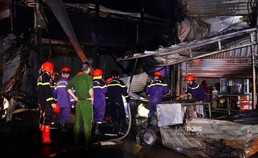 Các lực đang điều tra làm rõ nguyên nhân vụ cháy. Ảnh: Nguyễn Nam