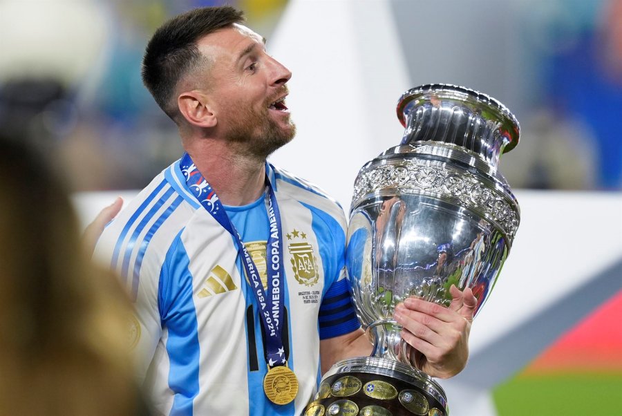 Messi rút lại quyết định sau đó 2 tháng và vô địch Copa America năm 2021... Ảnh: Xinhua
