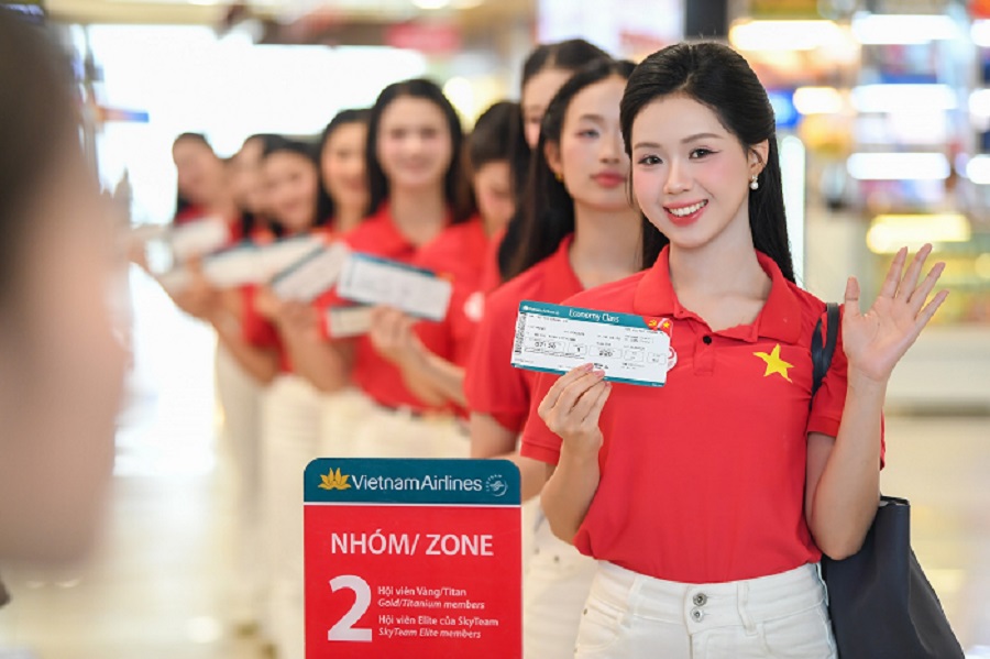 Các thí sinh Hoa hậu Việt Nam 2026 làm thủ tục tại sân bay Nội Bài trước chuyến bay VN245 từ Hà Nội đến TP.HCM. Ngay từ khi làm thủ tục, hành khách nhận thẻ lên tàu được thiết kế riêng với hình ảnh cờ Tổ quốc. Ảnh: Vietnam Airlines