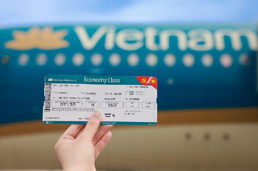 Thẻ lên tàu của hành khách ngày 2.9 được thiết kế với hình ảnh cờ Tổ quốc. Chuyến bay cất cánh từ sân bay Nội Bài lúc 8h00 với 220 hành khách trên khoang máy bay Airbus A350. Khi đạt độ cao hành trình, các thí sinh Hoa hậu Việt Nam đi dọc khoang trao những lá cờ Tổ quốc. Sắc đỏ dần xuất hiện trên các hàng ghế.