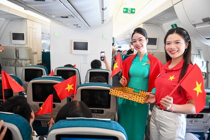 Những lá cờ Tổ quốc được trao tới hành khách trước khi chương trình âm nhạc bắt đầu.  