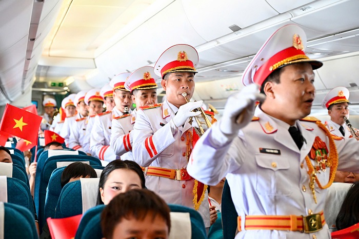 Ít phút sau, cán bộ, chiến sĩ Đoàn Nghi lễ Quân đội bắt đầu biểu diễn bằng nhạc cụ ngay trên khoang máy bay. Ba giai điệu “Đất nước trọn niềm vui”, “Nối vòng tay lớn” và “Như có Bác trong ngày đại thắng” lần lượt vang lên trên hành trình từ Hà Nội đến TP.HCM.