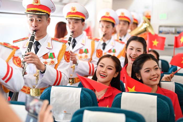 Khoảnh khắc bé Diệp An bất chợt hát theo tiếng nhạc của Đoàn Nghi lễ Quân đội. Đến tiết mục cuối, “Như có Bác trong ngày đại thắng”, tiếng hát đã nối dài qua khoang máy bay. Những lá cờ được trao trước đó cùng được giơ cao. Các thí sinh Hoa hậu Việt Nam và nhiều hành khách hát theo tiếng nhạc.