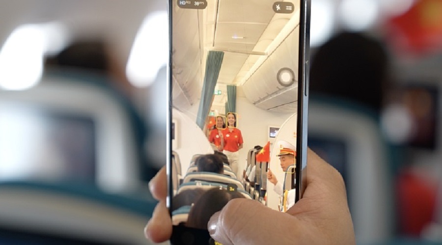 Hành khách hát theo giai điệu “Như có Bác trong ngày đại thắng” trong tiết mục cuối của Đoàn Nghi lễ Quân đội.