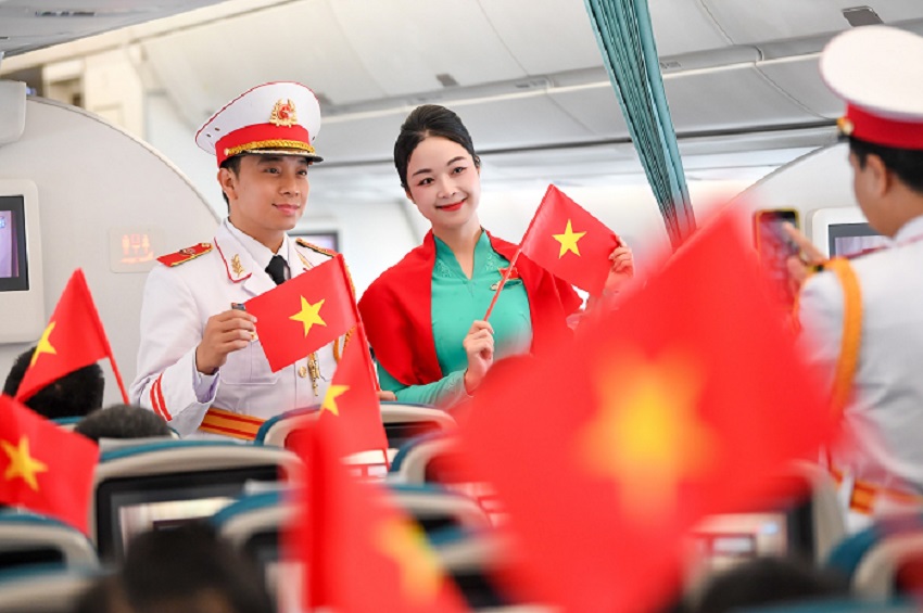 Những lá cờ Tổ quốc được giơ cao từ nhiều hàng ghế khi chương trình bước vào tiết mục cuối.