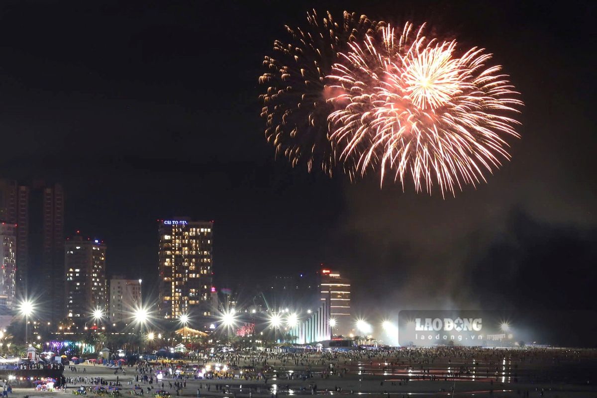 People and tourists can come to Thuy Van Park; Bai Sau beach (Vung Tau ward) to enjoy brilliant high-altitude fireworks displays. Photo: Thanh An