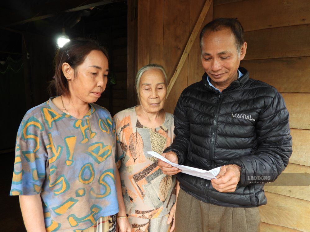 Người uy tín (áo đen) ở xã Dliê Ya đang đóng vai trò nòng cốt giúp chính quyền địa phương hoàn thành mục tiêu giảm nghèo bền vững theo từng năm. Ảnh: Lê Duyên