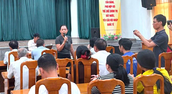 Hòa giải viên lao động tổ chức phiên làm việc để giải quyết tranh chấp lao động giữa 117 người lao động với đại diện theo pháp luật của Công ty Cổ phần Dệt Hòa Khánh Đà Nẵng liên quan đến các khoản tiền lương, trợ cấp thôi việc chưa được thanh toán, với tổng số tiền gần 3,3 tỉ đồng. Ảnh: Công đoàn Đà Nẵng