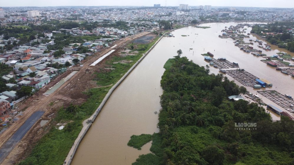 Theo ghi nhận của phóng viên, mặt bằng dự án đường ven sông Cái đã hoàn thành, nhà thầu đang đẩy mạnh thi công. Ảnh: HAC