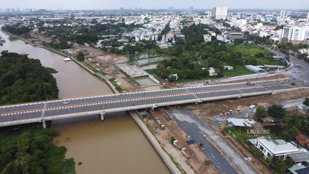 Diện mạo đô thị qua khu vực đoạn qua cầu Thống Nhất, phường Trấn Biên ngày càng được chỉnh trang. Ảnh: HAC