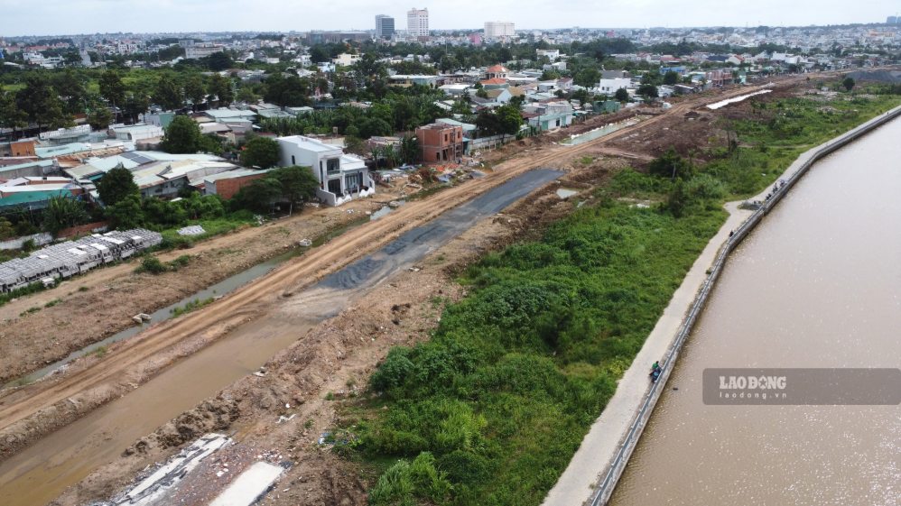 Road along the Cai River section passing through Tran Bien ward, Dong Nai City. Photo: HAC
