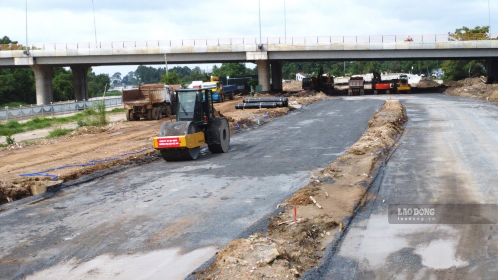 Thi công xuyên lễ 2.9 tại công trường dự án đường ven sông Cái. Ảnh: HAC