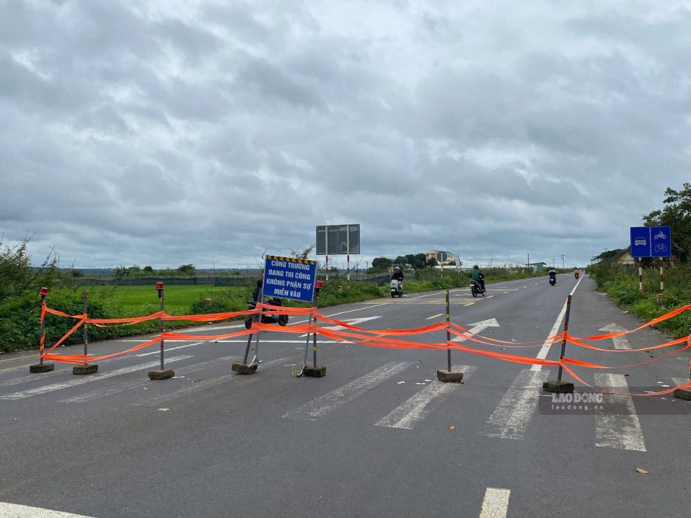 After the accident, Gia Lai stretched ropes, prohibiting vehicles such as dump trucks and passenger cars from entering the bypass road. Photo: Thanh Tuan