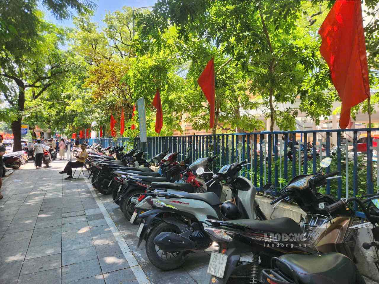 Người dân đi xem pháo hoa tại hồ Hoàn Kiếm có thể gửi xe tại điểm trông giữ miễn phí trên phố Lý Thái Tổ. Ảnh: Vy Vy