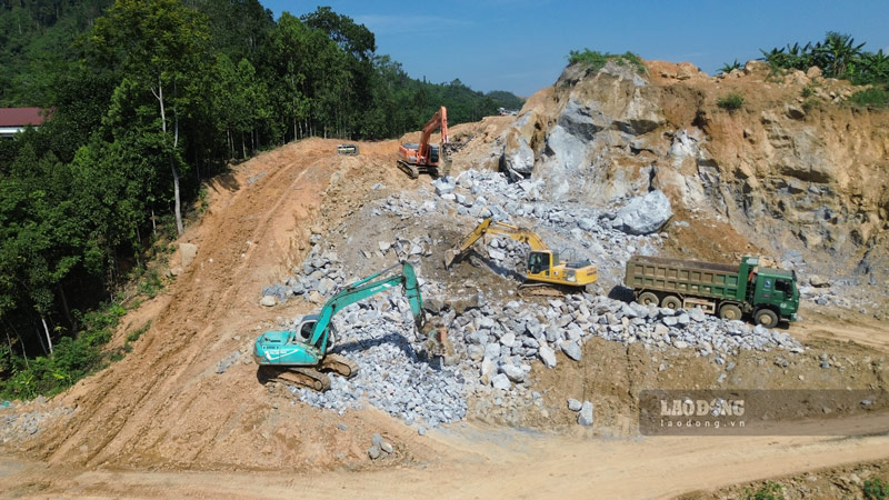 Công nhân và máy móc được huy động làm việc “3 ca, 4 kíp” tại công trường. Ảnh: Đinh Đại
