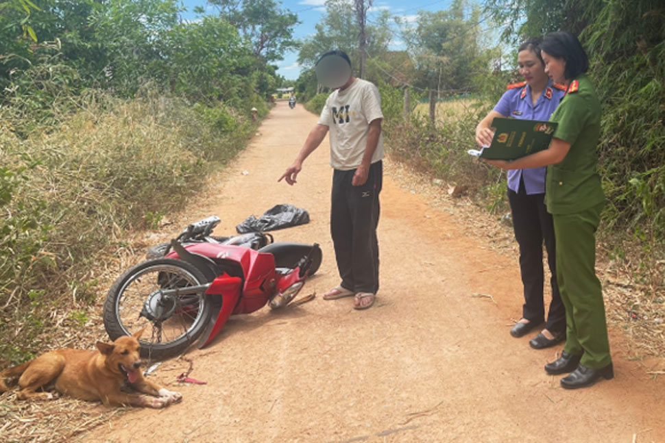 Subject L.X. T reenacts the dog theft scene. Photo: Gia Lai Police