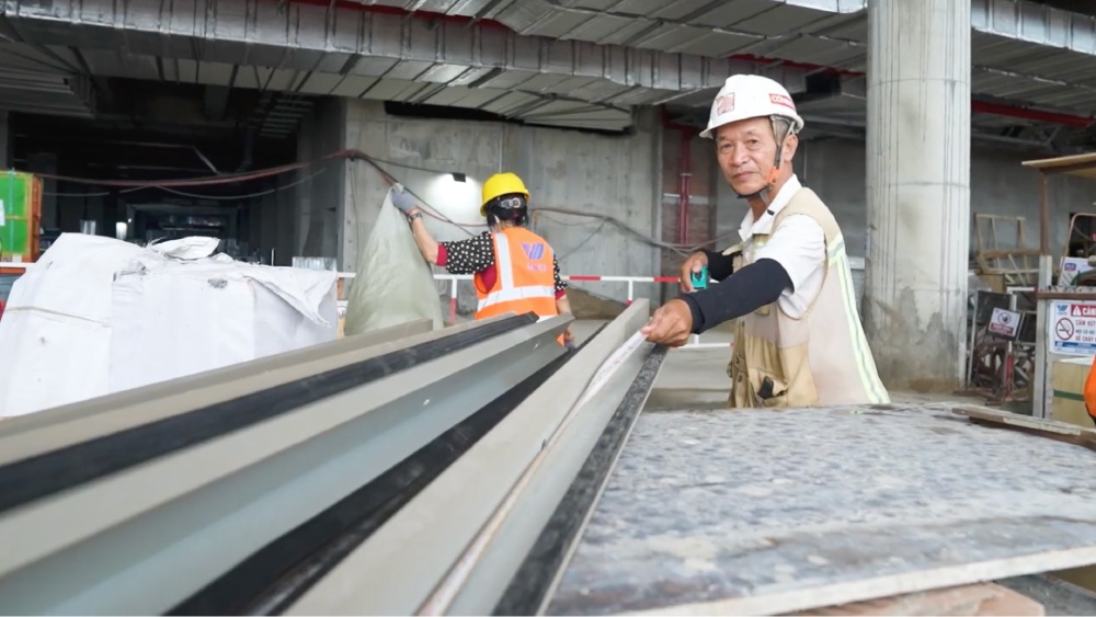 Ông Nguyễn Đắc Thảo miệt mài làm việc tại dự án Trung tâm Hội nghị APEC. Nguồn Sun Group