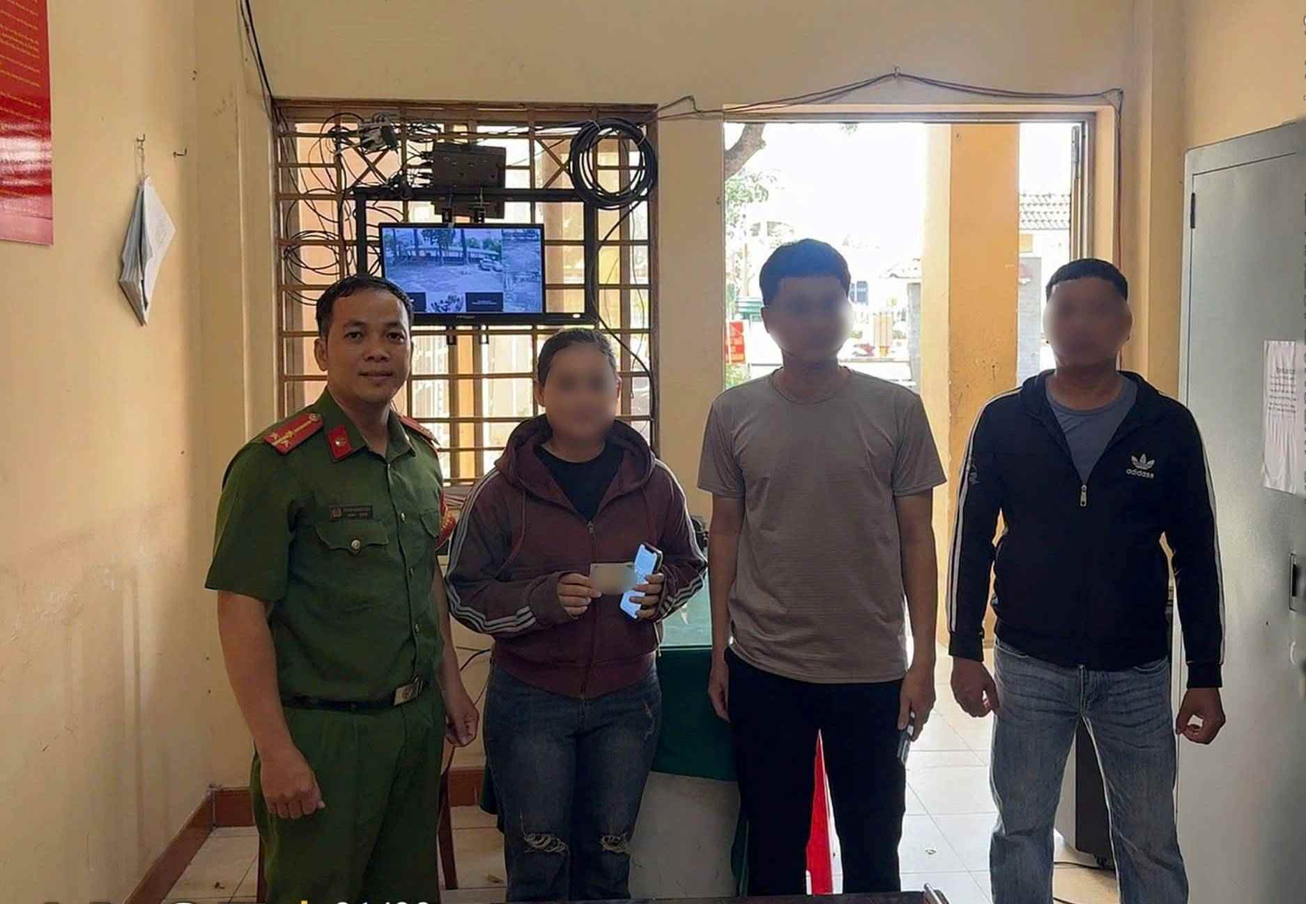 Phu Loi Ward Police organized for the woman to mistakenly transfer money to receive property back. Photo: Phu Loi Ward Police
