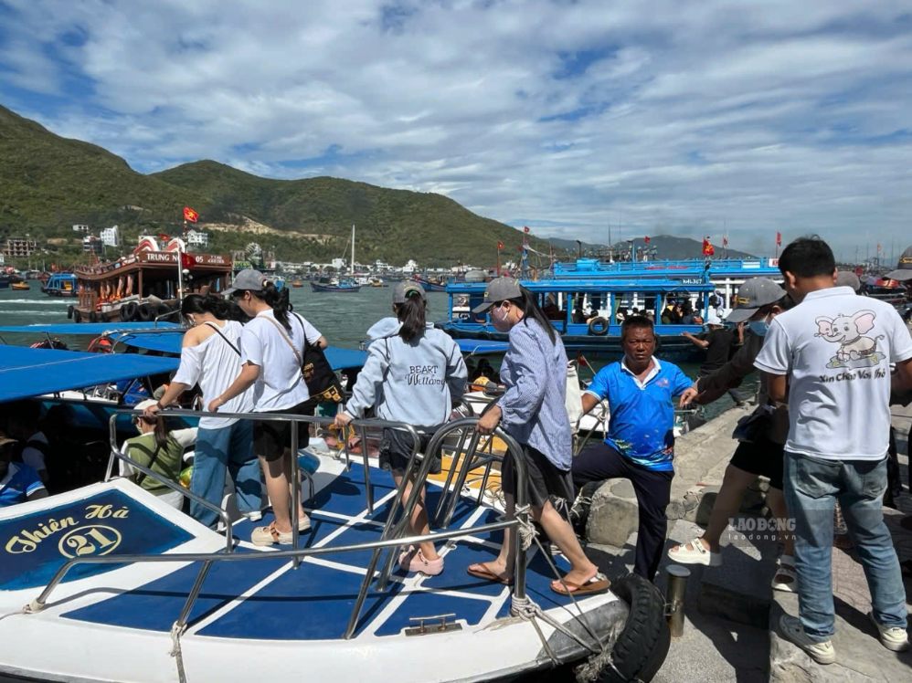 Khanh Hoa welcomes more than 18 million tourists after 8 months. Photo: Binh Quy