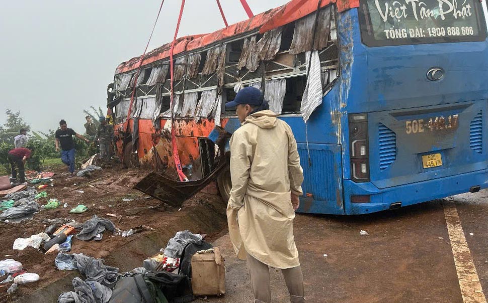 Scene of the passenger car overturning on the National Highway 19 bypass, killing 4 people and injuring many others. Photo: Gia Lai Police