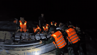 Fishermen's fishing boats continuously encounter incidents, Border Guard is mobilized to rescue. Photo: Quang Tri Border Guard