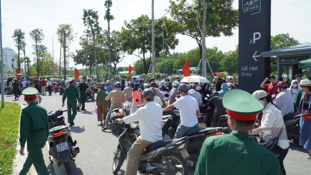 Ngay từ đầu giờ sáng, khu vực trước cổng bảo tàng đã đông kín người.