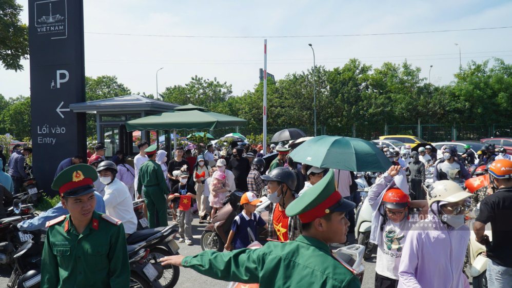 Lực lượng chức năng hỗ trợ phân luồng giao thông, hướng dẫn người dân đỗ xe đúng quy định. 