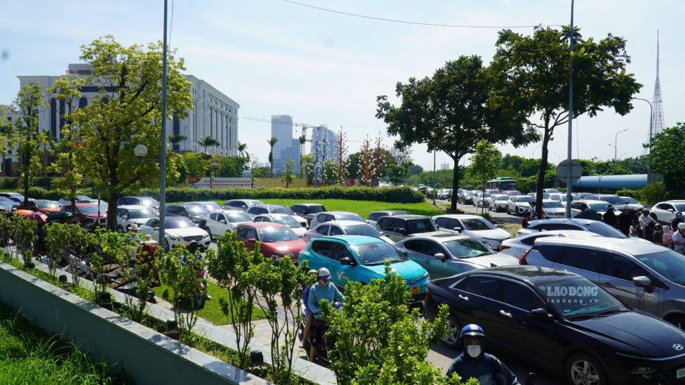 Xe máy nối thành hàng dài, trong khi ôtô di chuyển chậm trên tuyến đường dẫn vào điểm tham quan.