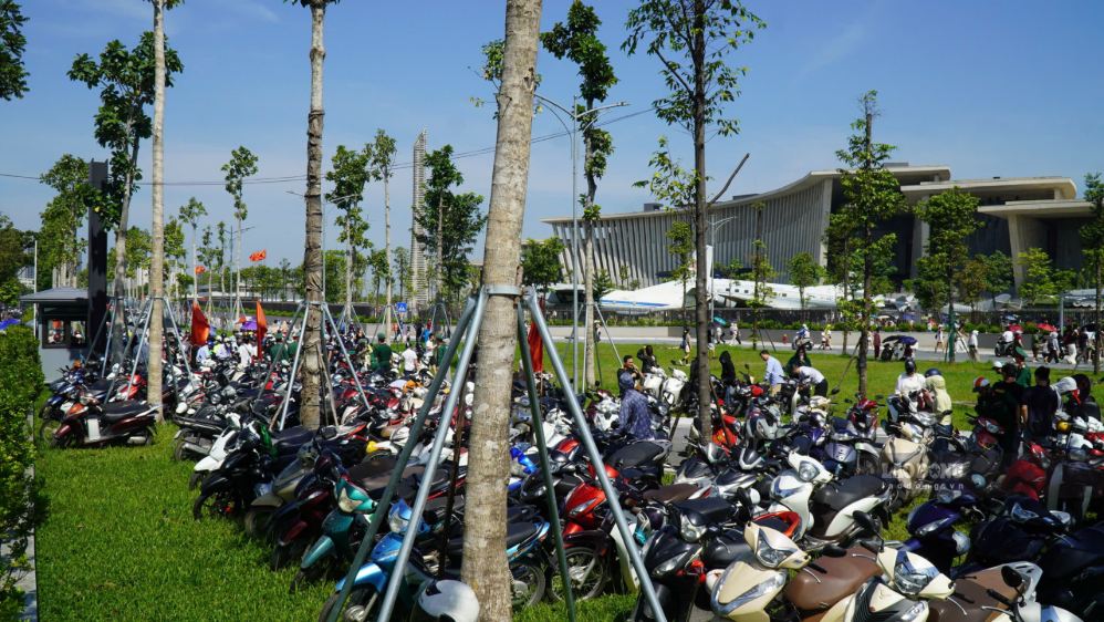 Lượng phương tiện tăng nhanh khiến việc tiếp cận khu vực gửi xe gặp khó khăn.