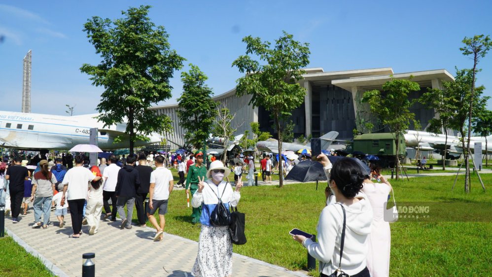 Visitantes del Museo de Historia Militar de Vietnam el 1 de septiembre. Foto: Minh Chính