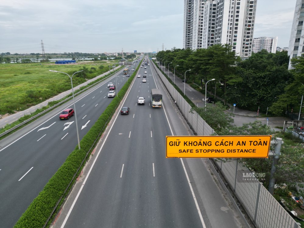 Traffic police can allow vehicles to cross the road in the opposite direction if congestion occurs on the Cao Bo - Phap Van expressway. Photo: Duc Thien