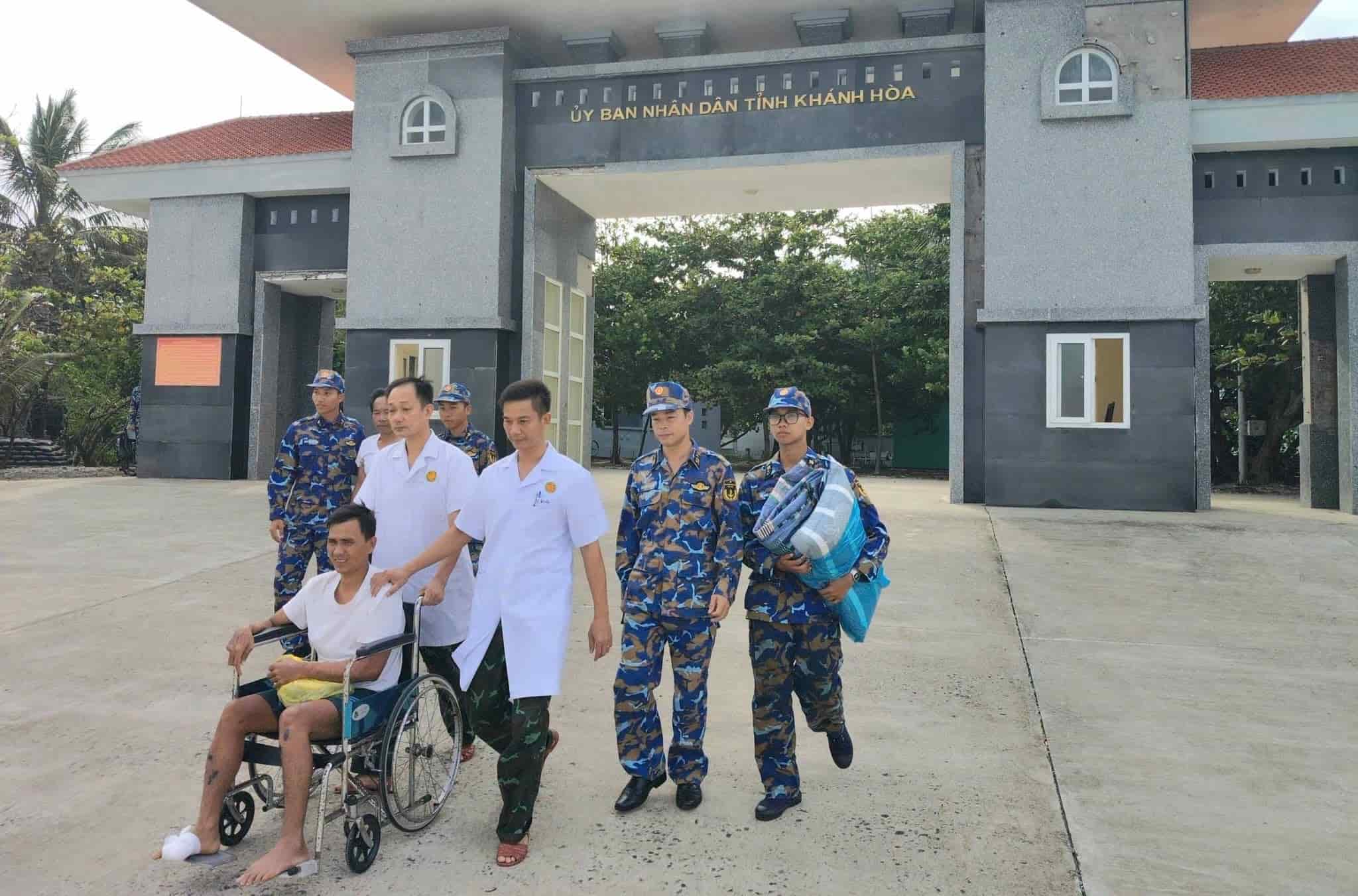 Les forces fonctionnelles remettent 32 pêcheurs en détresse de Truong Sa qui ont été ramenés à terre. Photo: Garde-frontières de Khanh Hoa