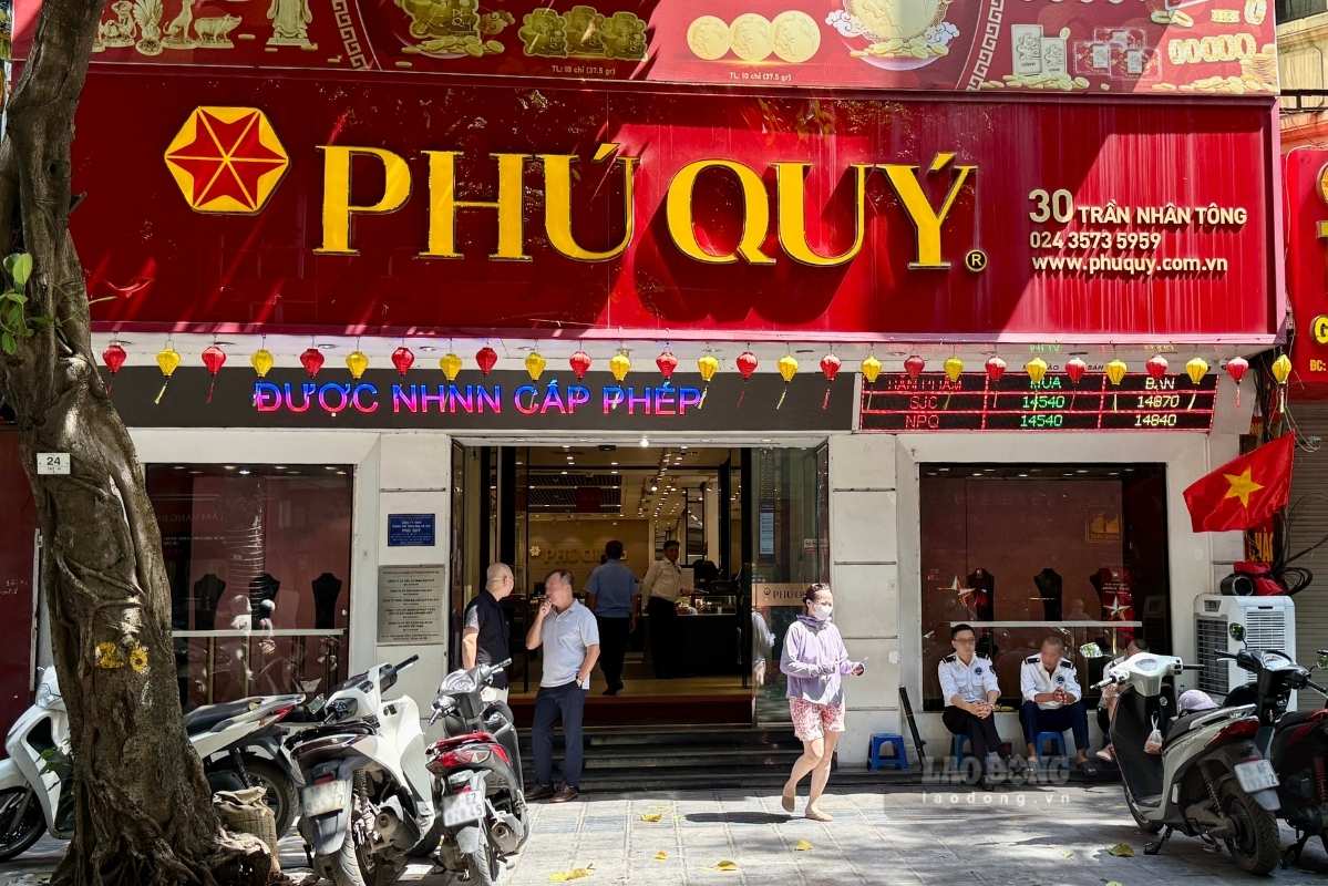 Khách hàng mua vàng nhẫn trong ngày nghỉ lễ, cửa hàng bán ra không giới hạn số lượng. Ảnh: Phương Anh